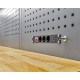 Werkzeuglochwand grau 60 x 90 cm mit 3 Steckdosen und 2 USB Ladeanschlüssen – Lochwand Elite Line– Stahl – Powerplustools